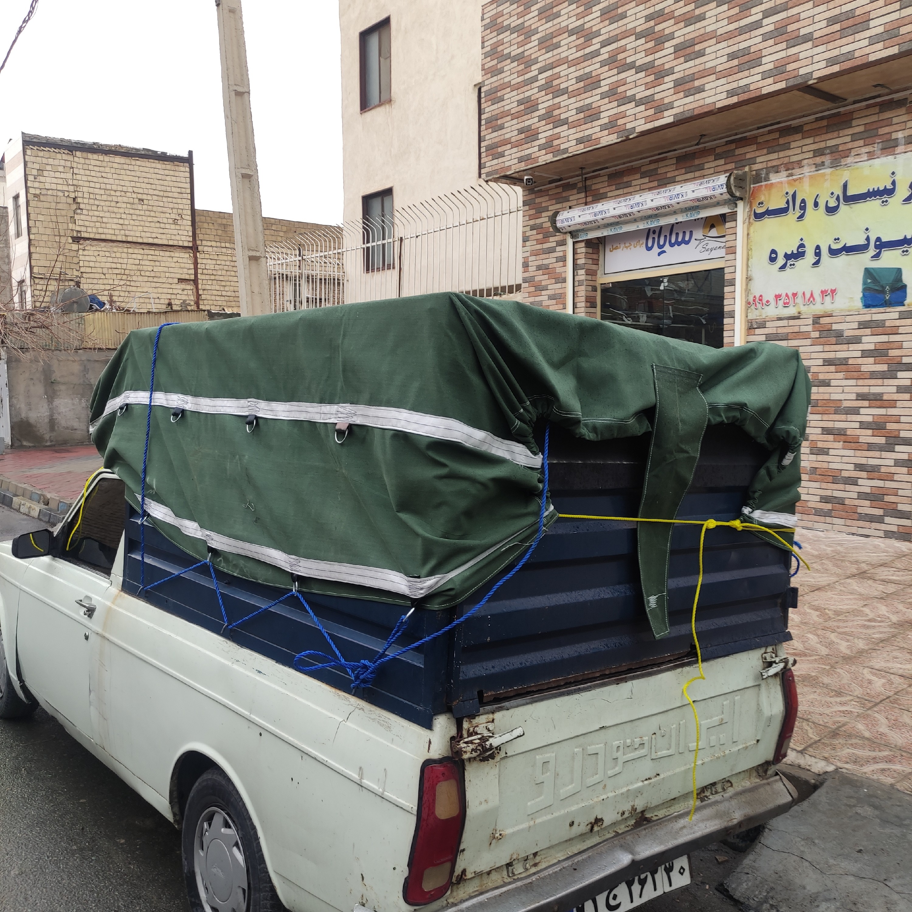 چادر برزنت وانت پیکان وانت پراید رو باری صددرصد ضداب سایز 3در3 به همراه 4 ردیف قلاب نواردوزی شده