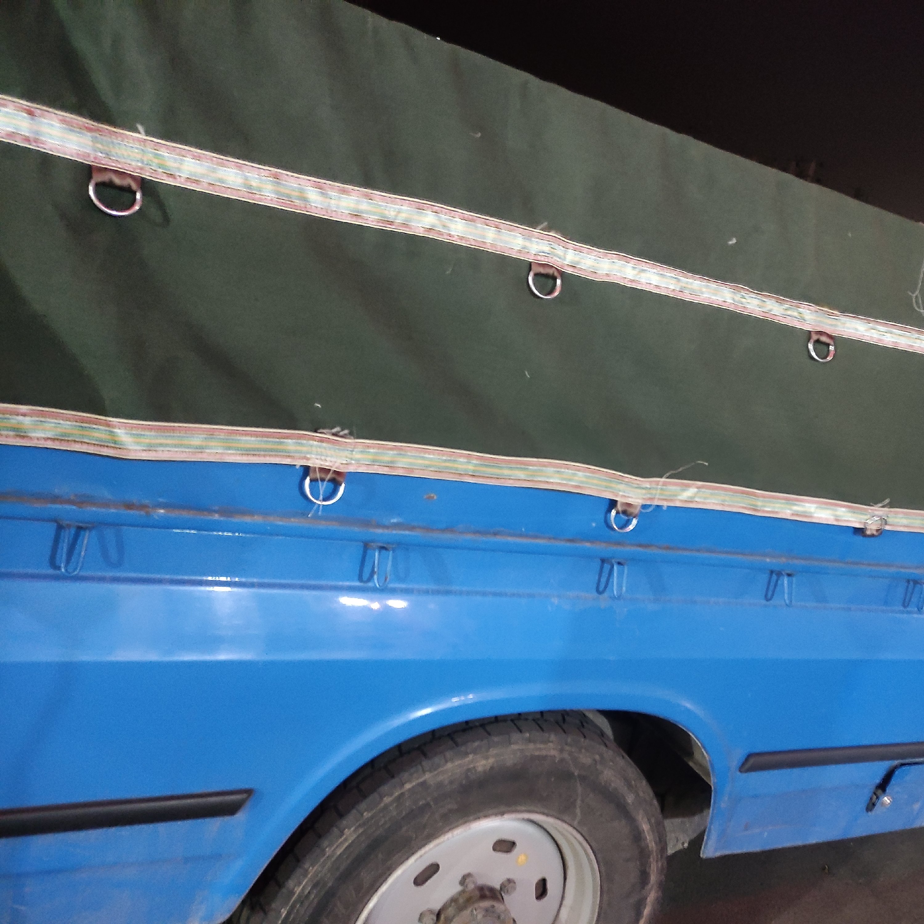 چادر برزنت 2،5 در 4 درجه یک رو باری وانت نیسان صددرصد ضداب به همراه قلاب نواردوزی شده